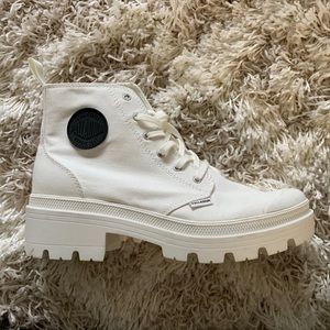Womens Palladium Pallabase Boot - White, size 8.5